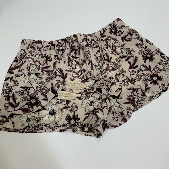 Full Tilt Pants - 5/$25 Adorable Full Tilt floral print shorts